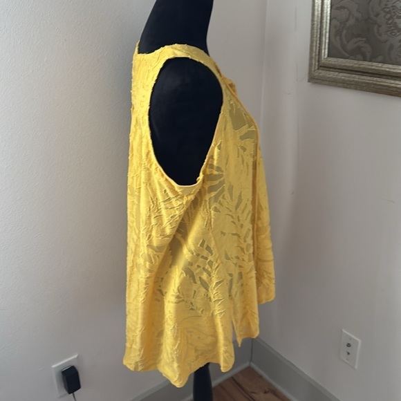 CUPIO Sz XL yellow sleeveless textured split collar ties top blouse - Picture 5 of 8